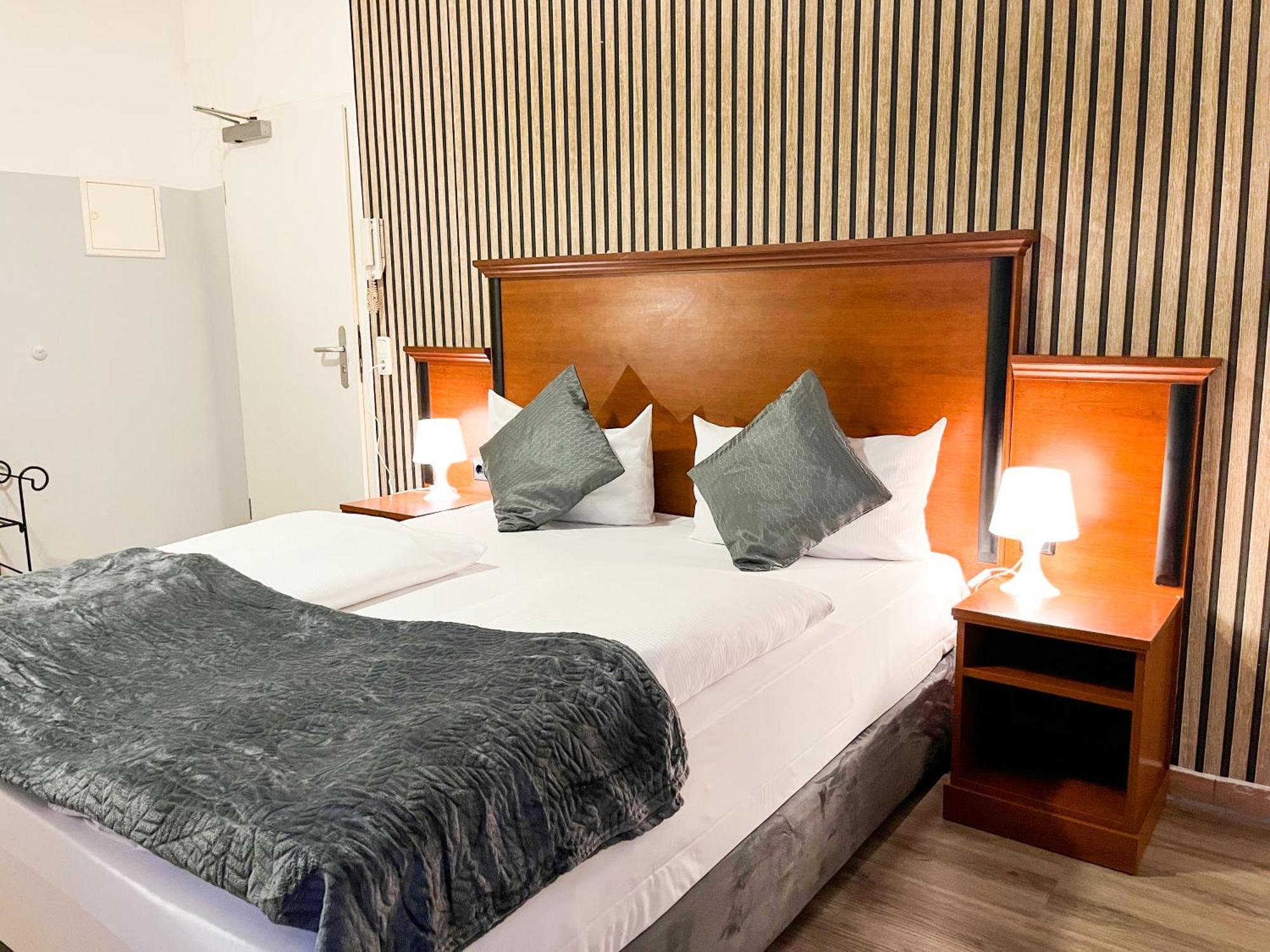 City Hotel West Frankfurt am Main Bagian luar foto