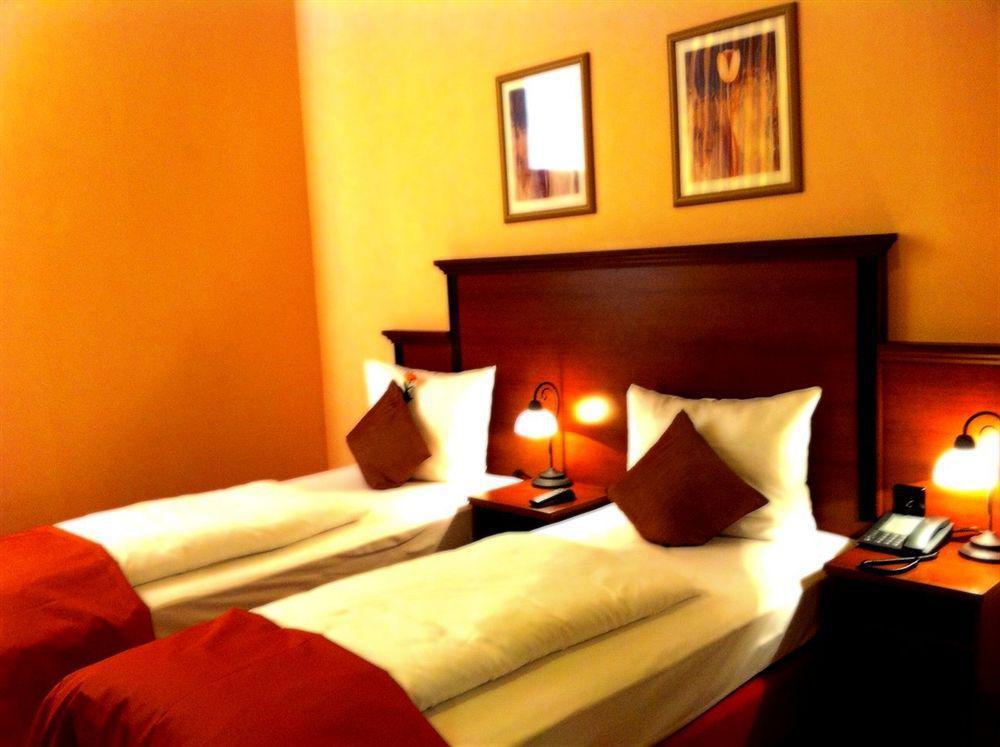 City Hotel West Frankfurt am Main Bagian luar foto