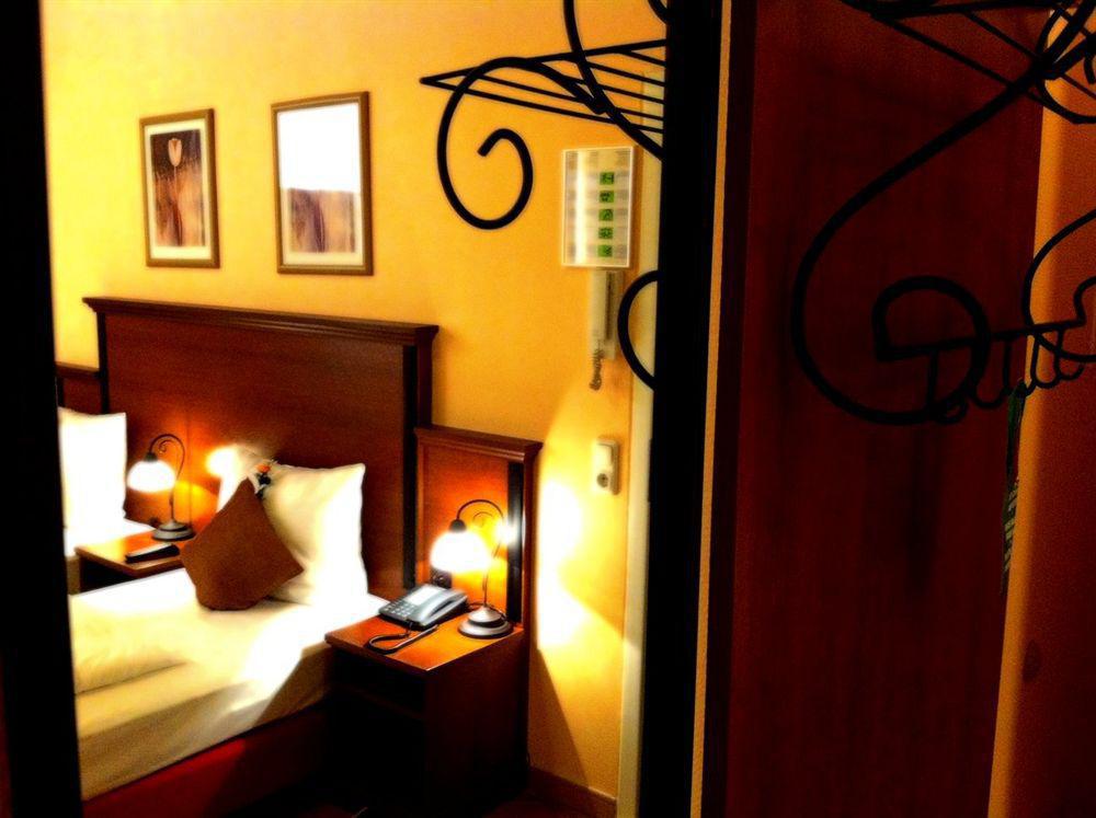 City Hotel West Frankfurt am Main Ruang foto